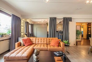 Dortoir partagé, 1 chambre, accessible aux personnes à mobilité réduite, balcon | Salle de séjour | Livres