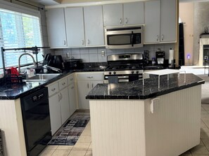 Private kitchen - Perfect Getaway in Chesapeake (Chesapeake)