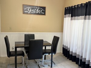 Dining - Perfect Getaway in Chesapeake (Chesapeake)
