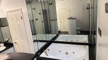 Douche, baignoire à jets, sèche-cheveux, serviettes fournies