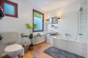 Shower, hair dryer, towels - Holiday Home 'Oehm' with Private Terrace, Private Garden and Wi-Fi (Faßberg)