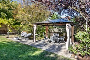 Outdoor dining - Holiday Home 'Oehm' with Private Terrace, Private Garden and Wi-Fi (Faßberg)