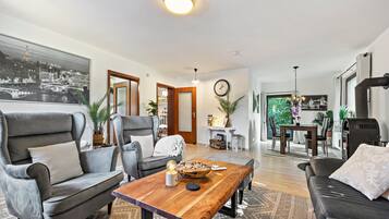 Een televisie en een open haard