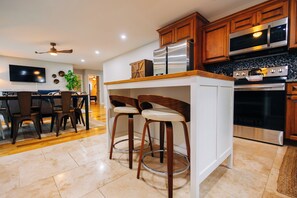 Geladeira, micro-ondas, fogão, cooktop