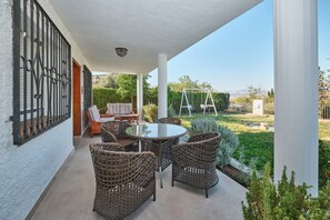 Outdoor dining - Holiday Home 'El Rincón De Los Pinos' with Mountain View, Wi-Fi and Air Conditioning (Gójar)