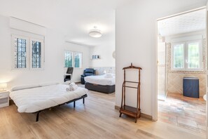 3 chambres, fer et planche à repasser, Wi-Fi, draps fournis