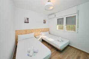 3 bedrooms, iron/ironing board, WiFi, bed sheets - Holiday Home 'El Rincón De Los Pinos' with Mountain View, Wi-Fi and Air Conditioning (Gójar)