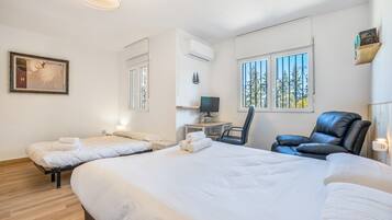 3 bedrooms, iron/ironing board, WiFi, bed sheets