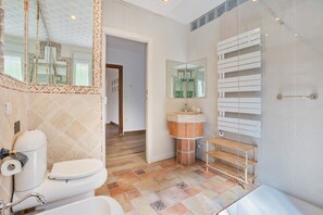 Shower, hair dryer, towels