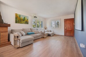 Fernseher, Tischtennisplatte