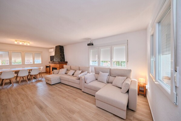 TV, table tennis - Holiday Home 'El Rincón De Los Pinos' with Mountain View, Wi-Fi and Air Conditioning (Gójar)