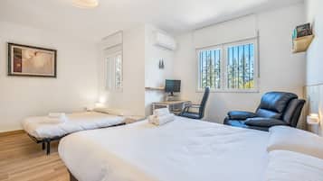 3 quartos, ferros/tábuas de passar roupa, Wi-Fi, roupa de cama