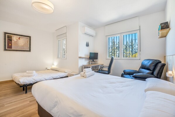 3 bedrooms, iron/ironing board, WiFi, bed sheets - Holiday Home 'El Rincón De Los Pinos' with Mountain View, Wi-Fi and Air Conditioning (Gójar)