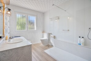 Douche, sèche-cheveux, serviettes fournies