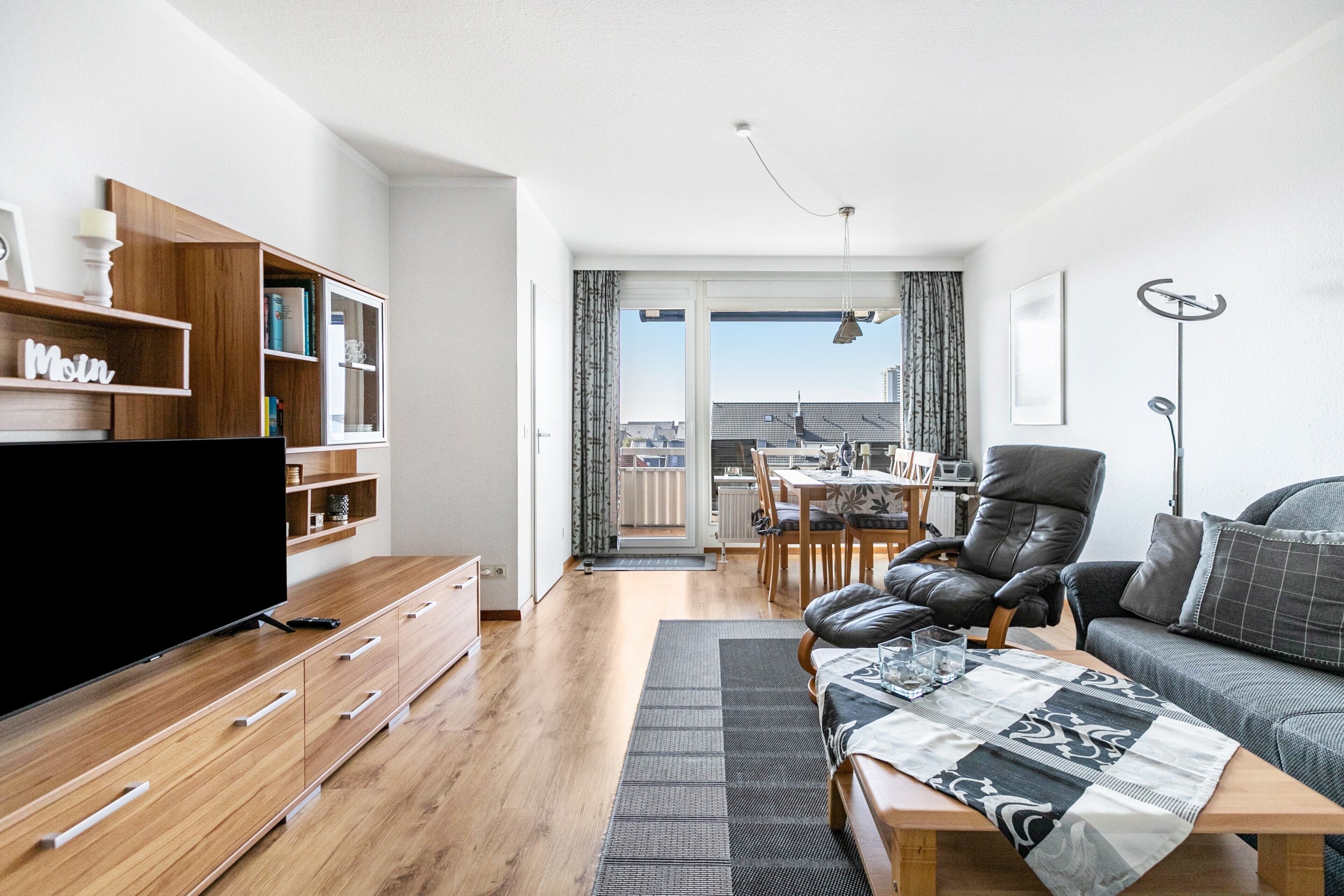 Fernseher, Tischtennisplatte, Stereoanlage