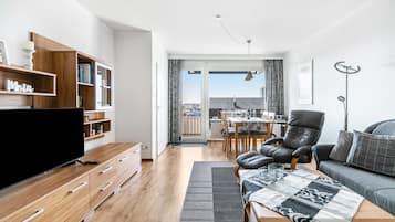 Fernseher, Tischtennisplatte, Stereoanlage