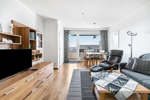 Fernseher, Tischtennisplatte, Stereoanlage