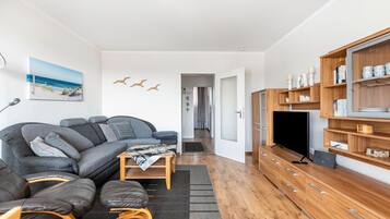 Fernseher, Tischtennisplatte, Stereoanlage