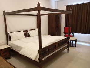 Escritorio y espacio para trabajar con laptop