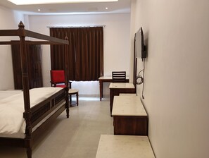 Luksus-suite - byudsigt | Skrivebord, arbejdsområde til bærbare computere