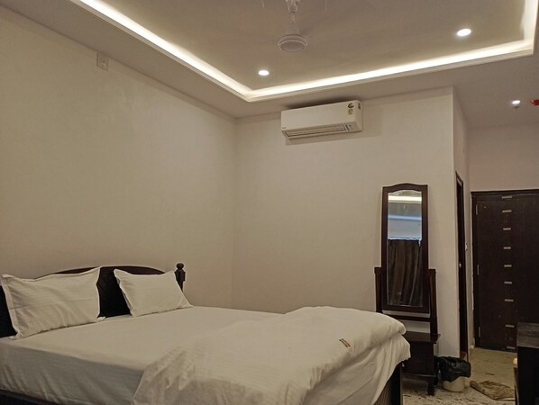 Comfort-værelse - byudsigt | Skrivebord, arbejdsområde til bærbare computere