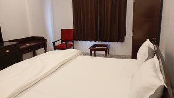 Comfort Room, City View | Desk, laptop workspace
