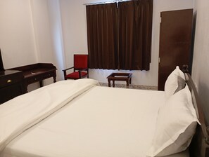 Comfort Room, City View | Desk, laptop workspace