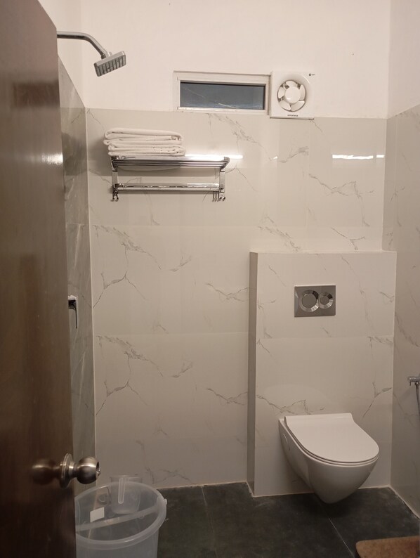 Comfort-værelse - byudsigt | Badeværelse | Bruser, hjemmesko, håndklæder, Sæbe