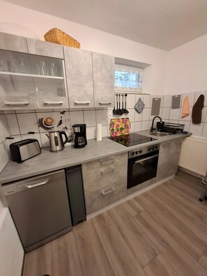 Kühlschrank, Ofen, Herdplatte, Geschirrspüler