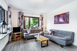 TV - Apartment 'Astrid' with Private Terrace, Private Garden and Wi-Fi (Sundern (Sauerland))