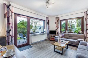 TV - Apartment 'Astrid' with Private Terrace, Private Garden and Wi-Fi (Sundern (Sauerland))