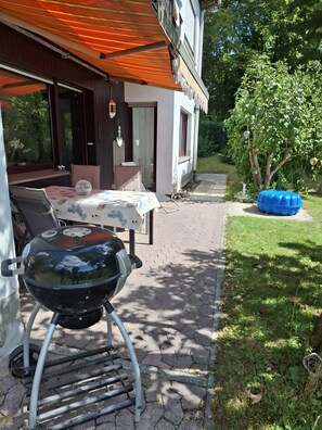 Outdoor dining - Apartment 'Astrid' with Private Terrace, Garden, and Wi-Fi (Sundern (Sauerland))