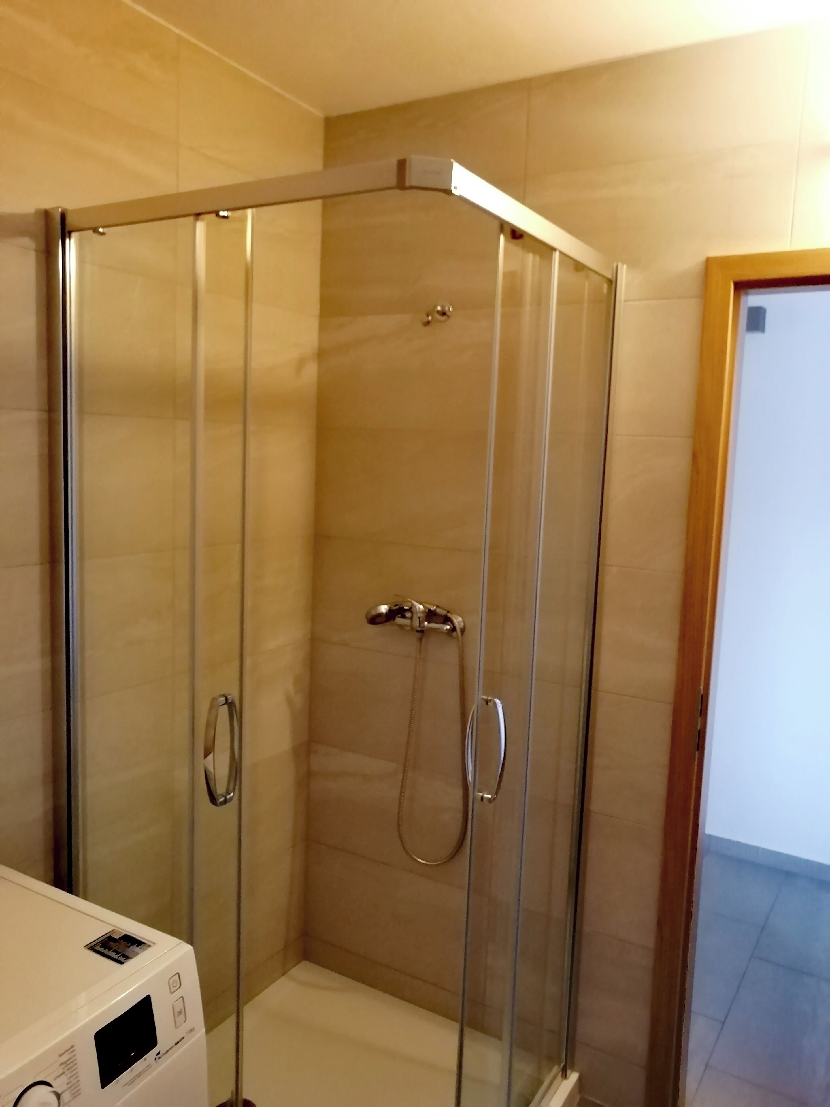 Ducha, secador de pelo, toallas, jabón