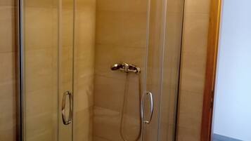 Ducha, secador de pelo, toallas, jabón