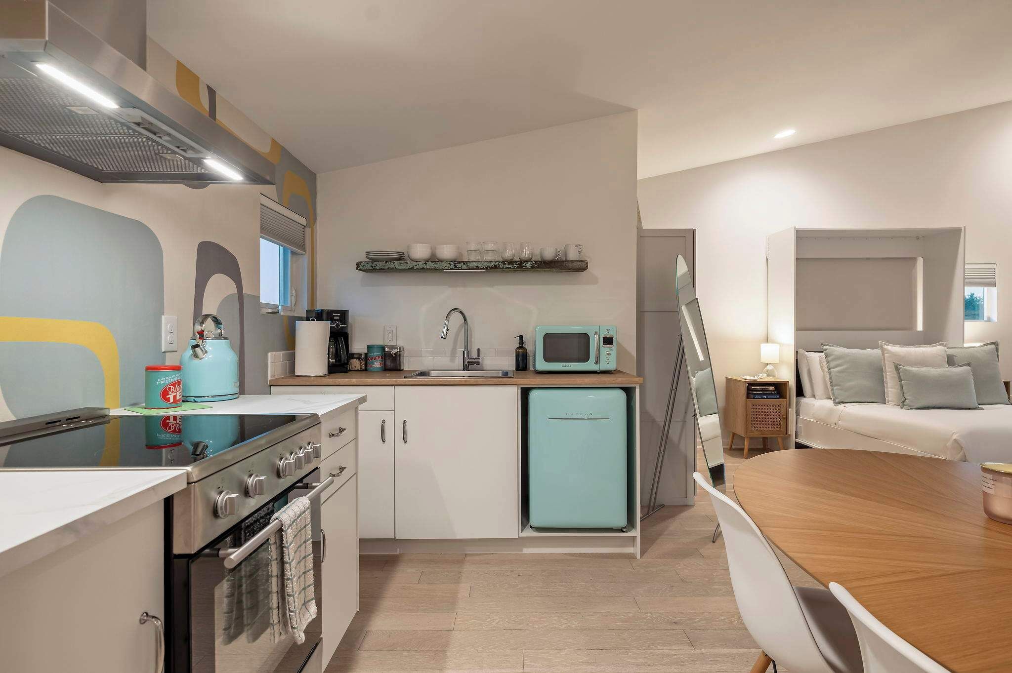 Microondas, horno, parrilla de estufa y cafetera y tetera 