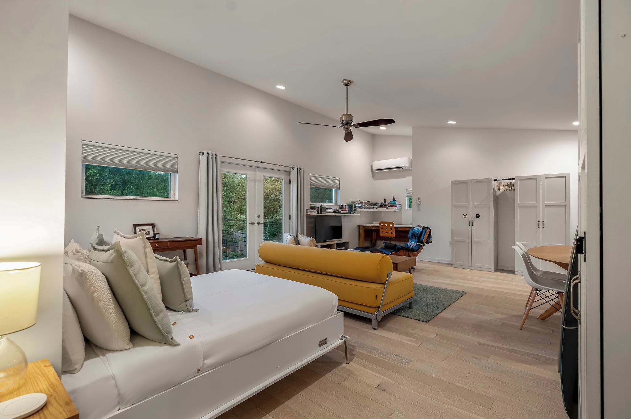 Tabla de planchar con plancha, wifi gratis y ropa de cama 