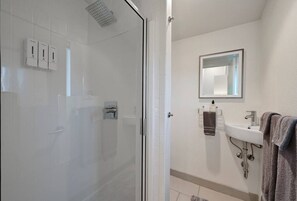 Een douche, een haardroger, handdoeken, zeep