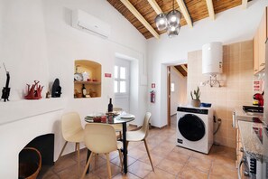 Fridge, microwave, oven, stovetop - Holiday Home 'Gotinha D' Água' with Private Garden, Jacuzzi, Wi-Fi & Air Conditioning (Alcaria Ruiva)