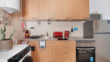 冷蔵庫、電子レンジ、オーブン、コンロ