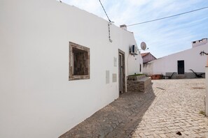 Exterior detail - Holiday Home 'Gotinha D' Água' with Private Garden, Jacuzzi, Wi-Fi & Air Conditioning (Alcaria Ruiva)