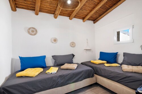 Holiday Home 'Gotinha D' Água' with Private Garden, Jacuzzi, Wi-Fi & Air Conditioning