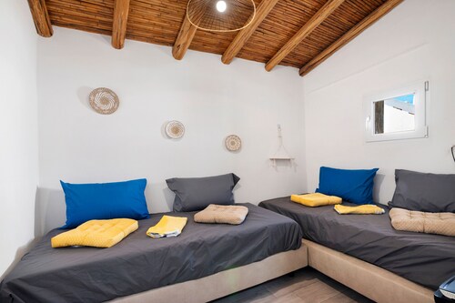 Holiday Home 'Gotinha D' Água' with Private Garden, Wi-Fi and Air Conditioning