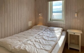3 bedrooms, travel cot, free WiFi - Cozy apartment in Gurskøy with sauna (Gurskøy)