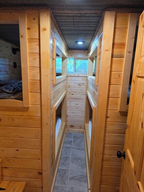 5 bedrooms, WiFi, bed sheets