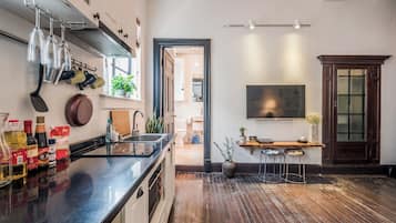 Suite | Private kitchen | Microwave, cookware/dishes/utensils