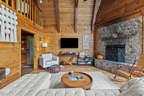 TV connectée, cheminée, livres
