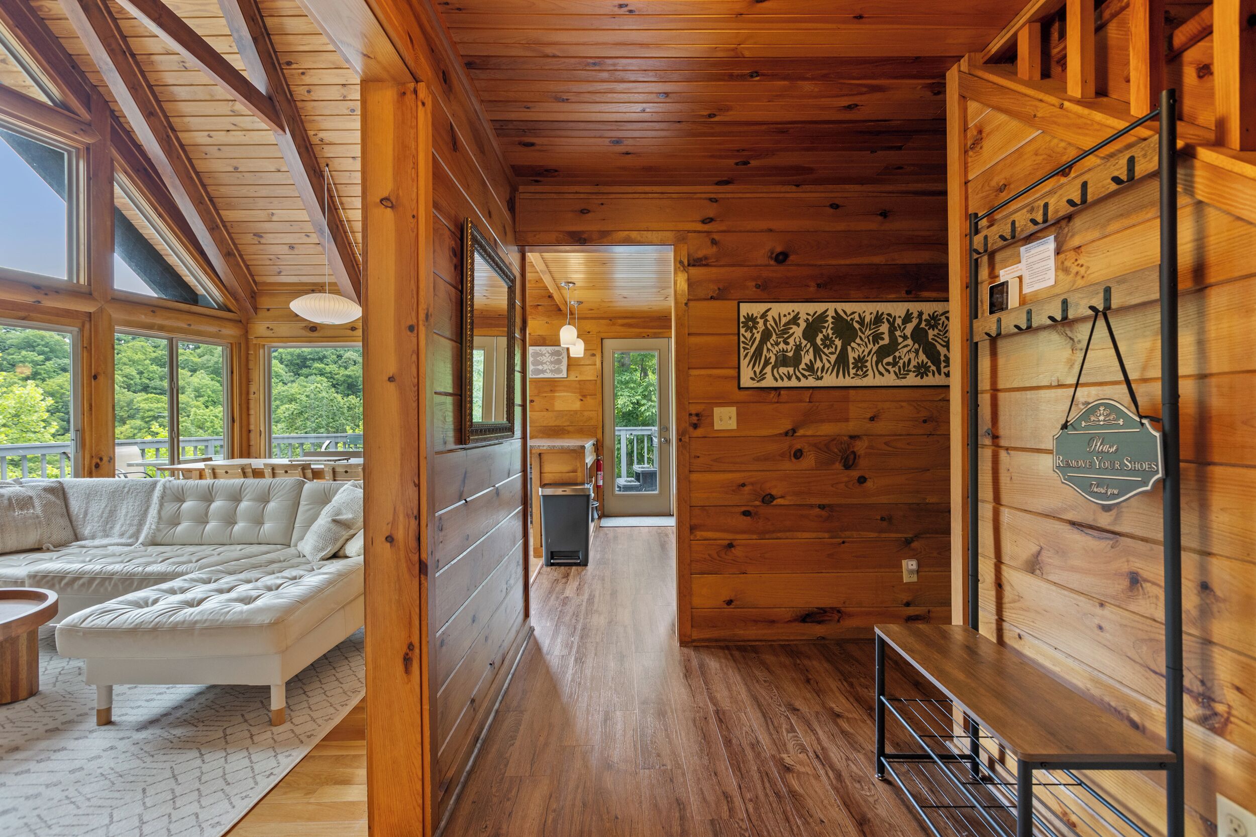 Smart TV, chimenea y libros 