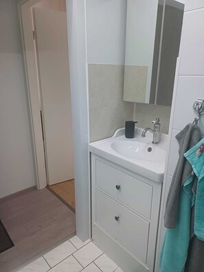 Douche, sèche-cheveux, serviettes fournies, savon