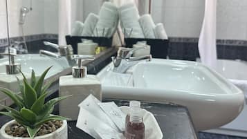 Secadora de cabello, bidet, toallas, papel de baño