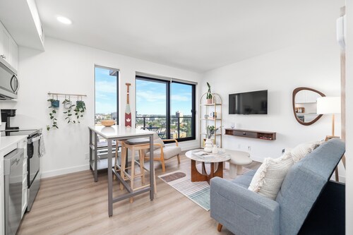 Stylish Condo W/ Stunning views & Short Walk DT